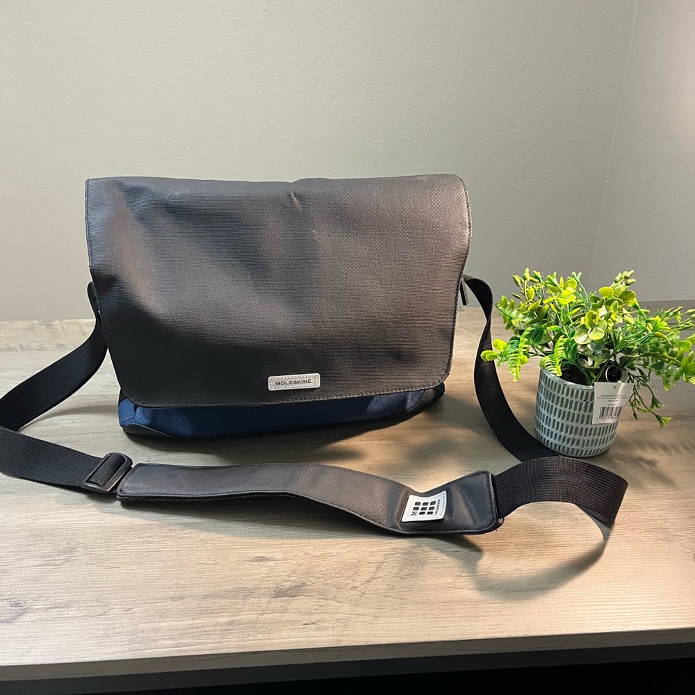 Moleskine Messenger Crossbody Tote